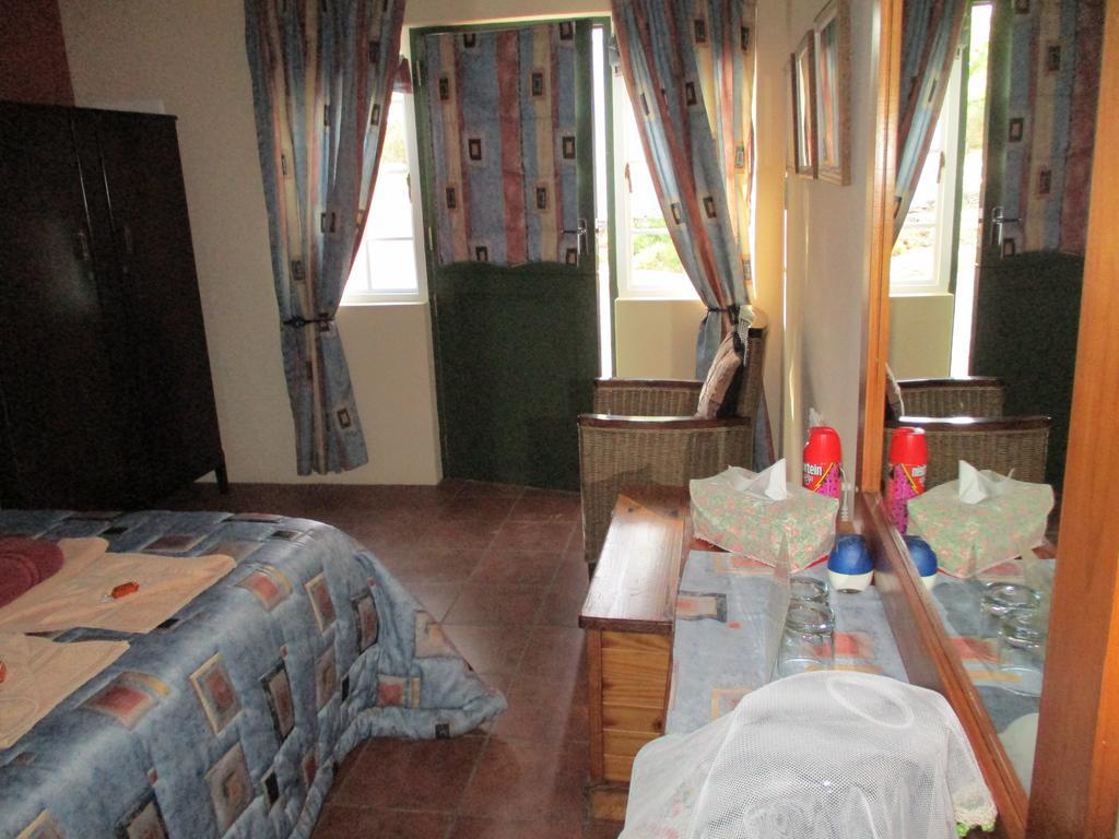 Van Rhyn Guest House Vanrhynsdorp エクステリア 写真